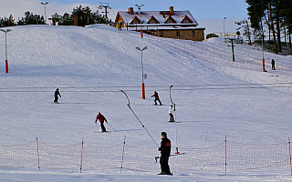 Policjanci zadbają o bezpieczeństwo narciarzy. Na Górze Czterech Wiatrów koło Mrągowa ruszyła akcja edukacyjna